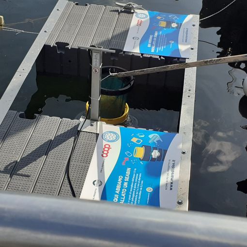 Nel porto di Intra un innovativo cestino acquatico “mangia plastiche&quot;