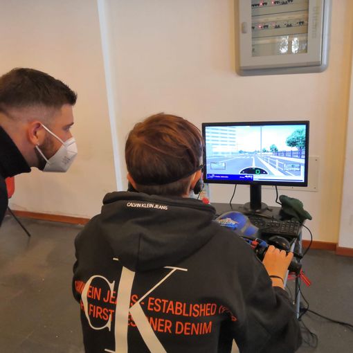 Corso di guida sicura per gli studenti delle medie inferiori