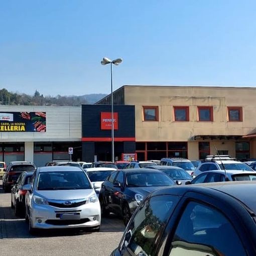 Parcheggi selvaggi a Verbania? Esplode (anche via social) il “caso Penny”