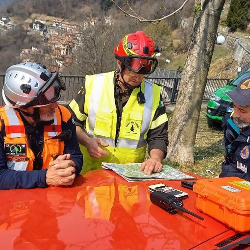 Continuano le operazioni di spegnimento e bonifica dei roghi in Valle Strona