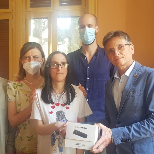 Lions dona un dispositivo ad una ragazza ipovedente di Gravellona