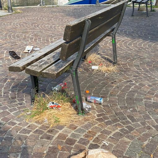 Tuffi pericolosi e immondizia abbandonata all'attracco davanti all'ospedale