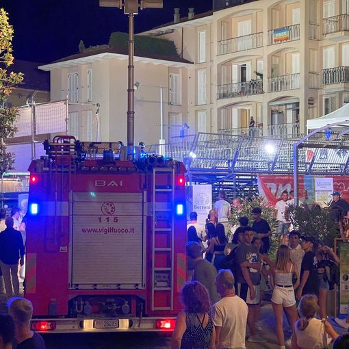 Cede una pedana della tribuna di Beach for Babies, un ferito