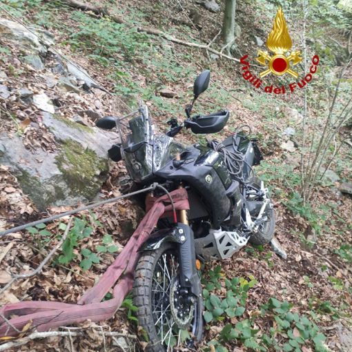 Sbaglia strada e resta bloccato con la moto nel bosco: intervengono i vigili del fuoco