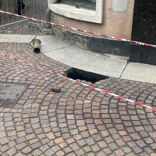 Omegna, voragine in via Alberganti, strada chiusa al traffico