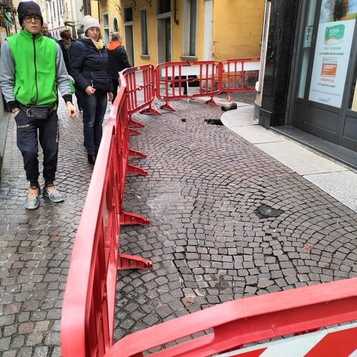 Voragine in via Alberganti, al lavoro i tecnici di Acqua Novara Vco