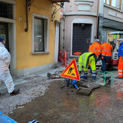 Omegna, individuata la causa del cedimento della strada di via Alberganti