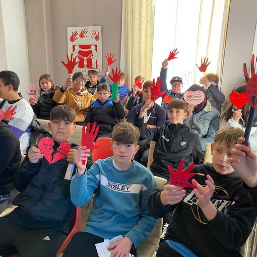 Gravellona, inaugurata la mostra degli studenti contro la violenza sulle donne