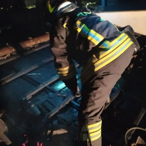 Tetto in fiamme in località Antoliva