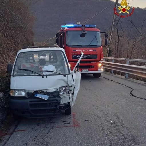Scontro tra un'auto e un motocarro sulla via per Cossogno