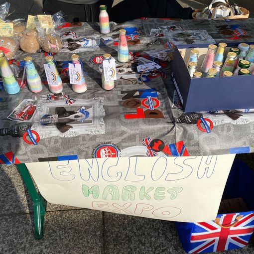 Mercatino rigorosamente inglese per i ragazzi delle scuole medie di Omegna