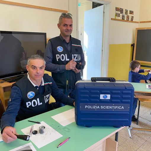 Polizia in cattedra alle elementari di Omegna