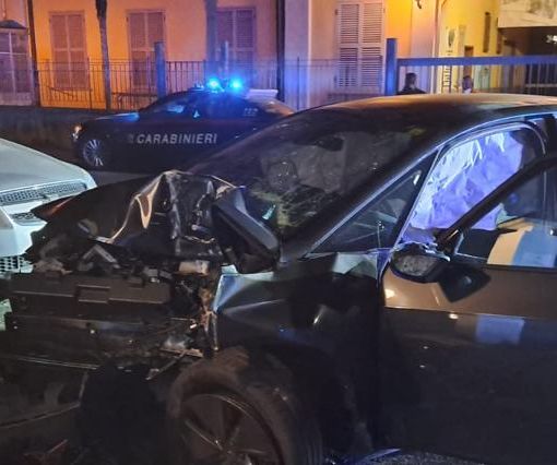 Auto si schianta contro un condominio: passeggero ubriaco e violento immobilizzato col taser e arrestato