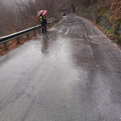 Valle Strona, massi finiscono sulla provinciale