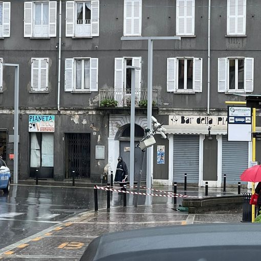Auto abbatte il palo della videosorveglianza di piazza Beltrami