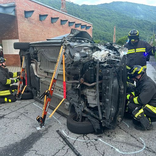 Auto si ribalta di fronte alla ludoteca, ferito il conducente