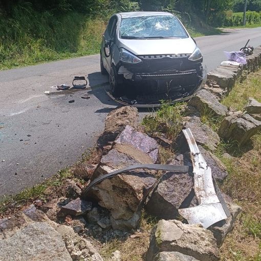 Nonio, auto va sbattere contro un muro
