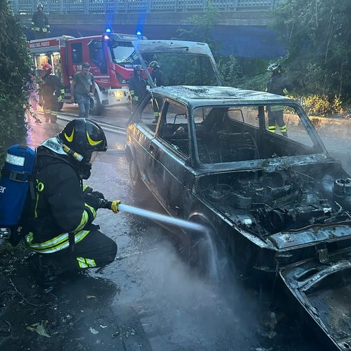 Auto distrutta dalle fiamme in località Brughiere