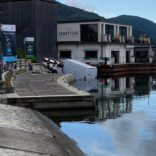 Omegna, furgone finisce nel lago alla Canottieri FOTO