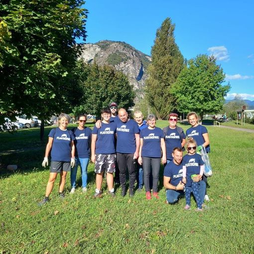 'Plastic Free' in azione: famiglie unite per rinnovare i parchi giochi di Gravellona