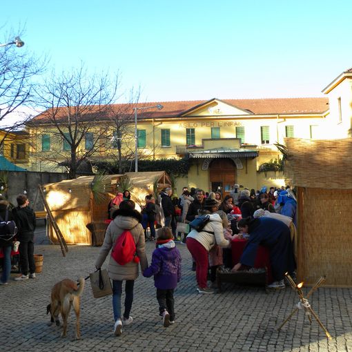 Piazza San Vittore rivive la natività con il presepe vivente FOTO