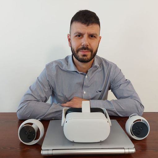 Nella foto il vicepresidente vicario Acli Vco Luca Tallarico con il visore, i controller e il computer utilizzati per il progetto