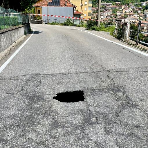 Una voragine sulla strada a Cireggio: chiusa via Matteotti FOTO