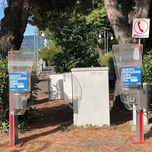 I telefoni pubblici di piazza Aldo Moro e sul lungolago “in pensione” a metà agosto