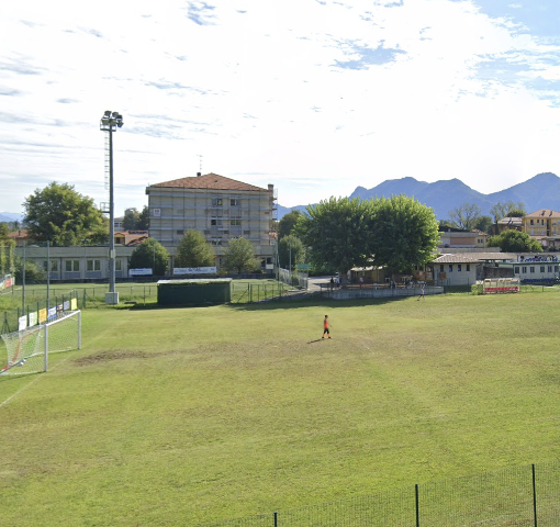 Erba sintetica anche sul campetto di calcio di Suna