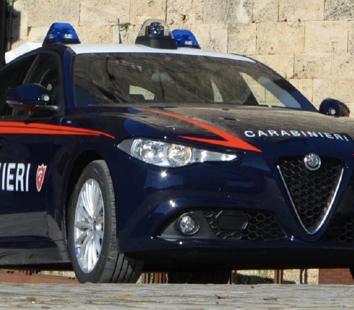 Fugge ad un posto di blocco, cade e viene raggiunto. Doveva essere ai domiciliari
