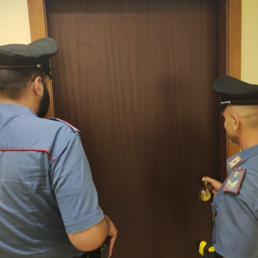 Ferisce con un coltello e un bastone il coinquilino intento a pregare, denunciato 40enne tunisino