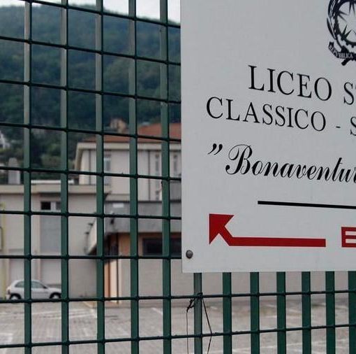 Troppo stretta e pericolosa: sarà allargata la via tra la questura e il liceo Cavalieri