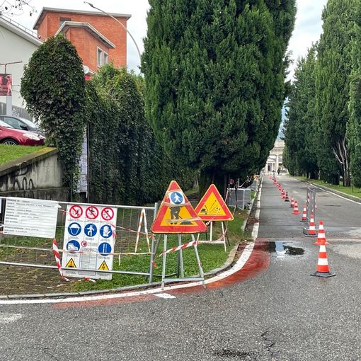 Proseguono i lavori di riqualificazione del marciapiede che porta al cimitero di Pallanza