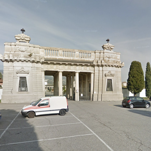 “Scomparsa la bandiera della marina posta sul monumento che ricorda i caduti della X Mas”