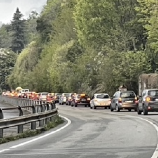 Divelto un palo Enel lungo la strada 34 del lago Maggiore: lunghissime code