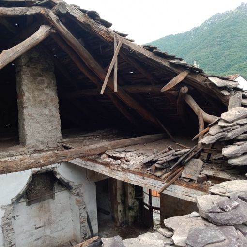 Crusinallo, crolla il tetto di una palazzina diroccata