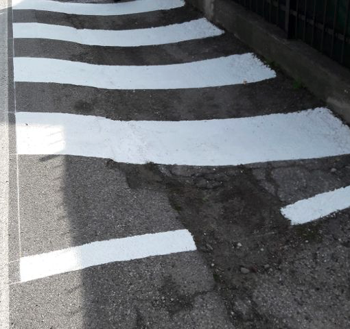 Divieto di sosta vicino all'ingresso, la madre di una ragazza disabile: “Per noi è fortemente penalizzante”
