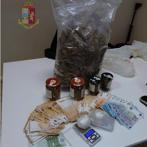 Aiuta un amico a traslocare ma sul furgone la Polizia trova nascosti 1 chilo di marijuana e 50 grammi di cocaina