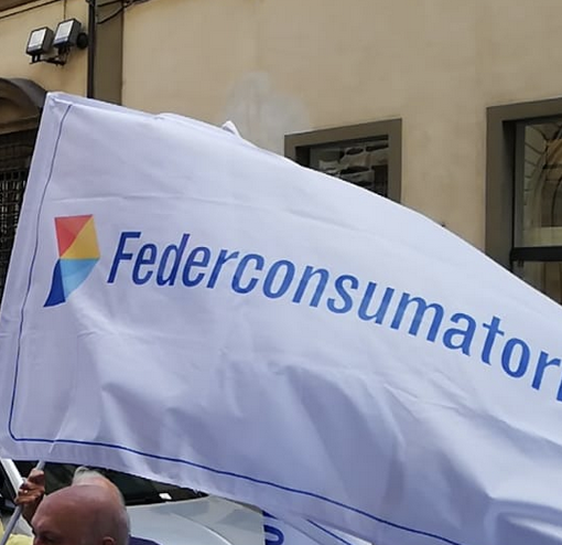 Costretta a pagare 1.000 euro di bollette per un’utenza che non le appartiene