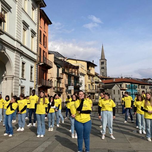 Studenti e insegnanti in strada per il flash mob della festa della donna FOTO