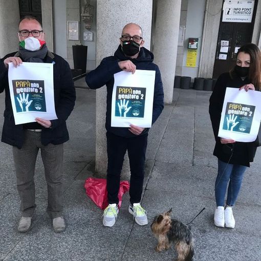 Flash mob di FdI a Omegna: “Festa del Papà, non del genitore 1 o 2”