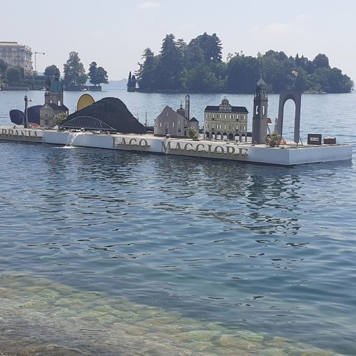 Verbania, raddrizzate le scritte della fontana galleggiante