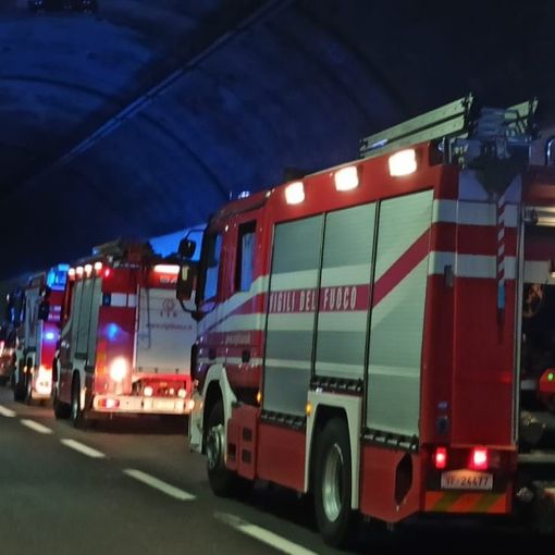 A26, auto si ribalta nella galleria tra Carpugnino e Meina