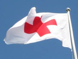 Cannobio celebra la Giornata mondiale della Croce Rossa: esposta la bandiera del sodalizio sul balcone del municipio