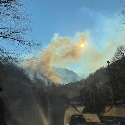 Vasto incendio a Sambughetto in Valle Strona