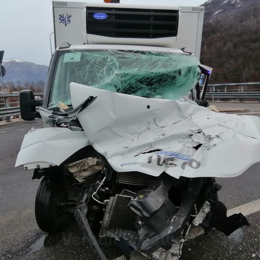Schianto alla rotonda di Casale, furgone va a sbattere