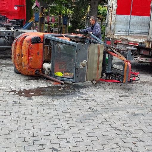 Incidente a Omegna: muletto ribaltato, nessun ferito