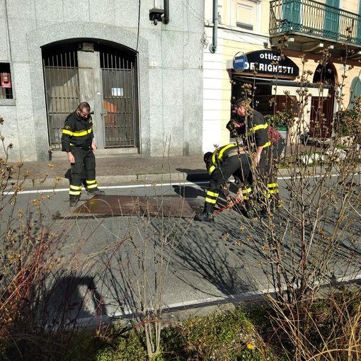 Polemiche per una lastra in piazza Salera: &quot;Pericolosa per auto e pedoni&quot;
