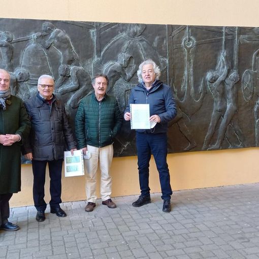 Alfonso Bialetti ha visitato le lastre artistiche in mostra al Forum