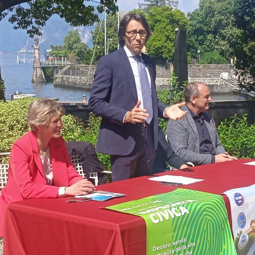 Davanti a Palazzo di città il passaggio simbolico di consegne tra Marchionini e Rabaini